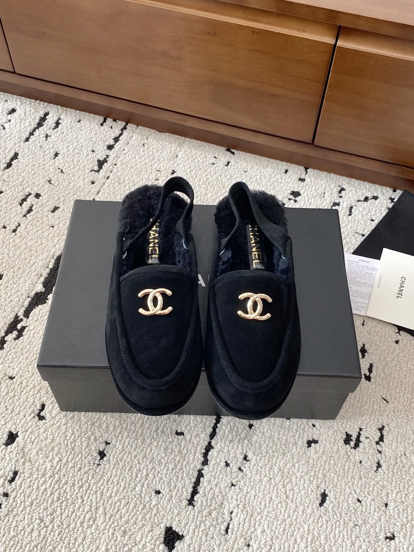 👟👟Ex-factory price 640👟👟 🍀CHANEL25s Chanel Mary Jane beanie hair slippers, a hot new release in the early autumn series, this season's hot item from the fragrance family! I really fell in love at first sight, the classic color matching is perfect!  Really super personalized, which is the biggest highlight of this shoe. The eye-catching but not exaggerated design is super cool for daily use. It is super versatile whether paired with pants, sweaters or skirts. It looks good no matter how you wear it. The more you look at it, the more you like it! Upper: imported sheep leather. Lining: original developed lamb wool. Outsole: Italian leather outsole. Size: #35-41 (40 41 custom-made, non-refundable) 👉 👉